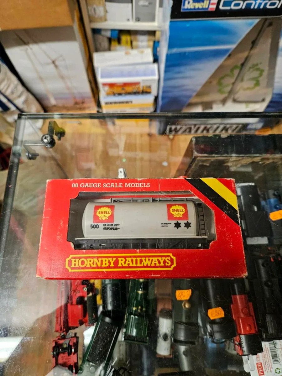 Hornby OO Gauge Shell Tanker Wagon - Image 1