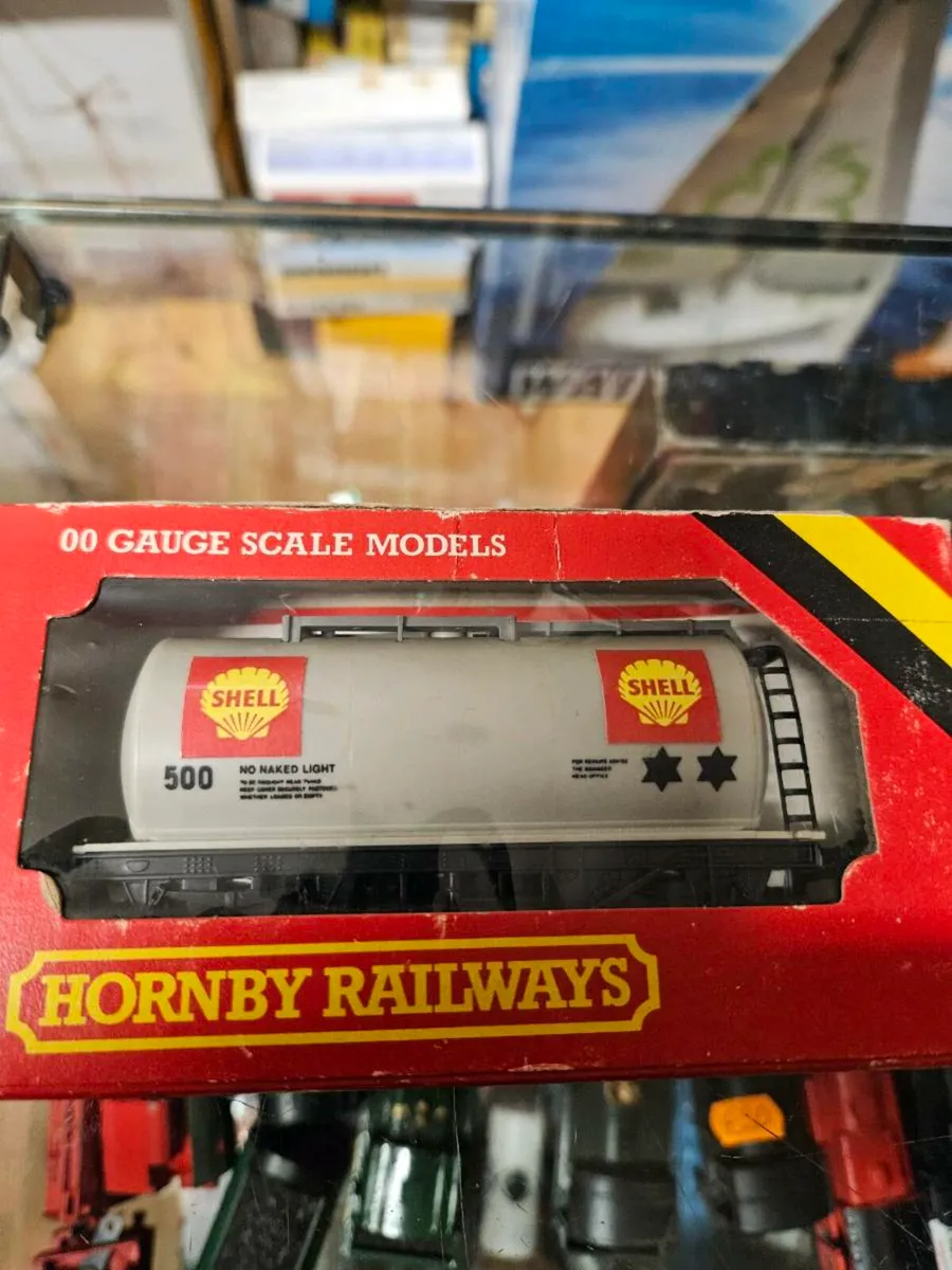 Hornby OO Gauge Shell Tanker Wagon - Image 2