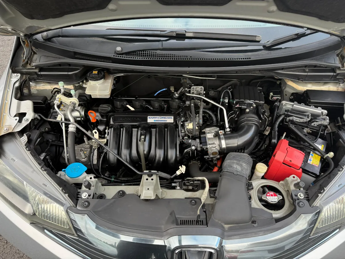 HONDA FIT HYBRID 2015 - Image 12