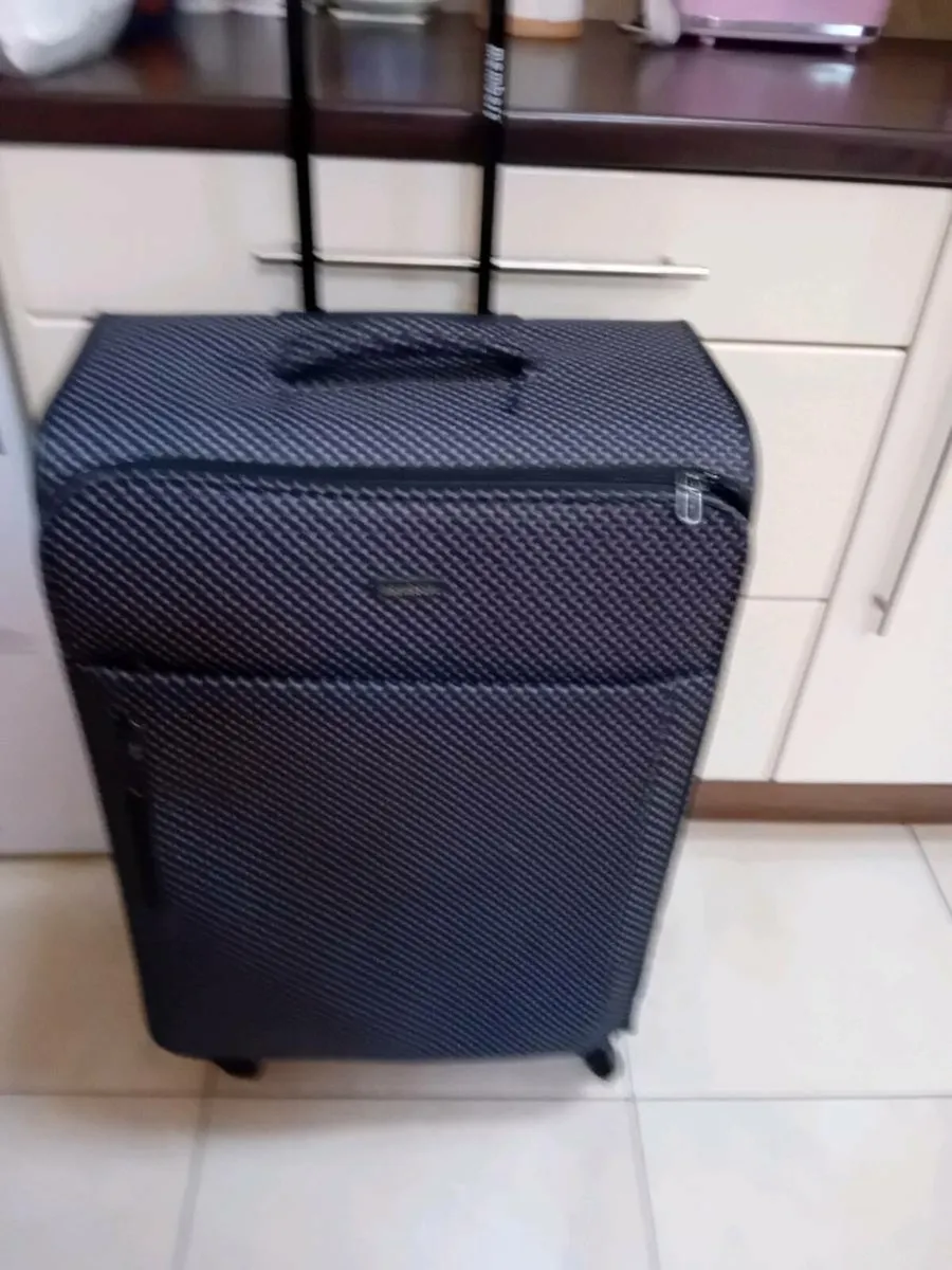 LARGE SUITCASE  4 WHEELS