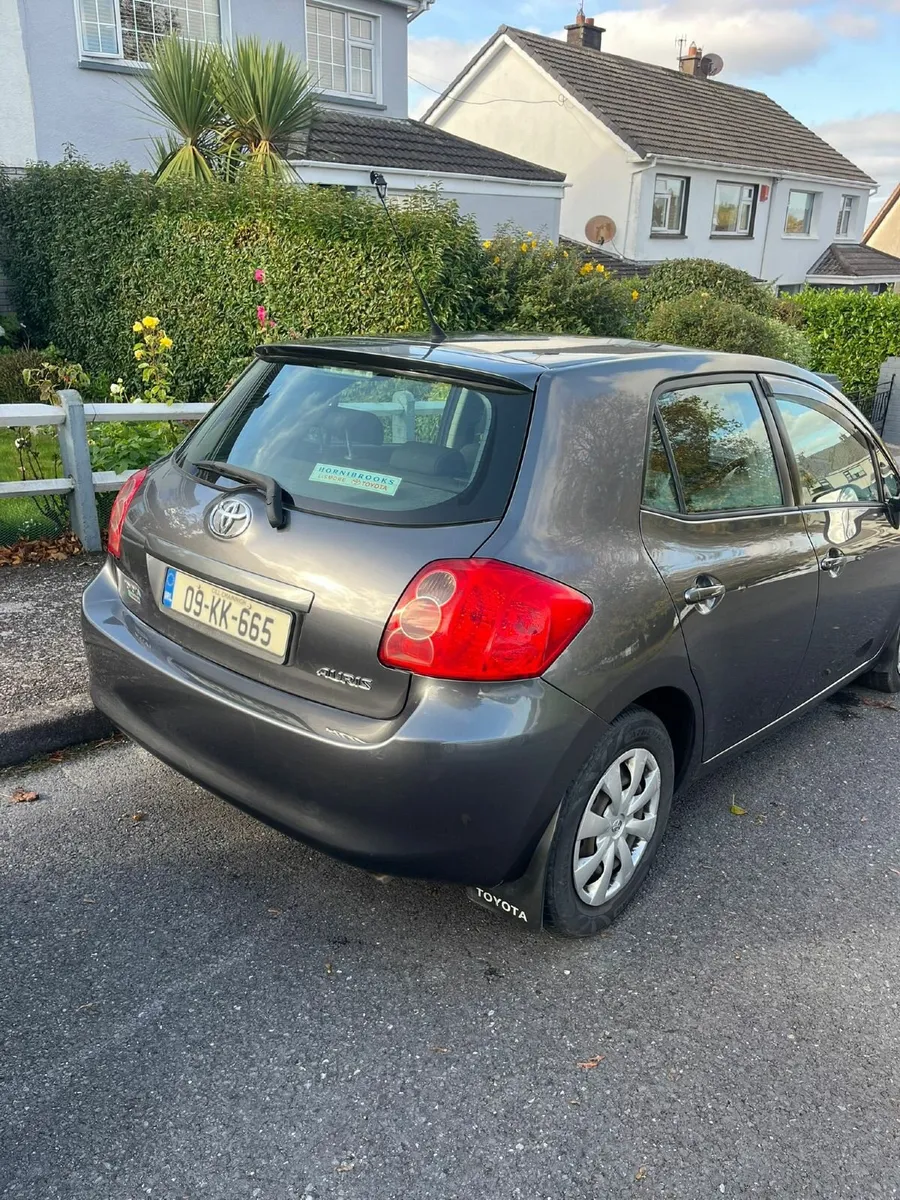 Toyota Auris 2009 - Image 2