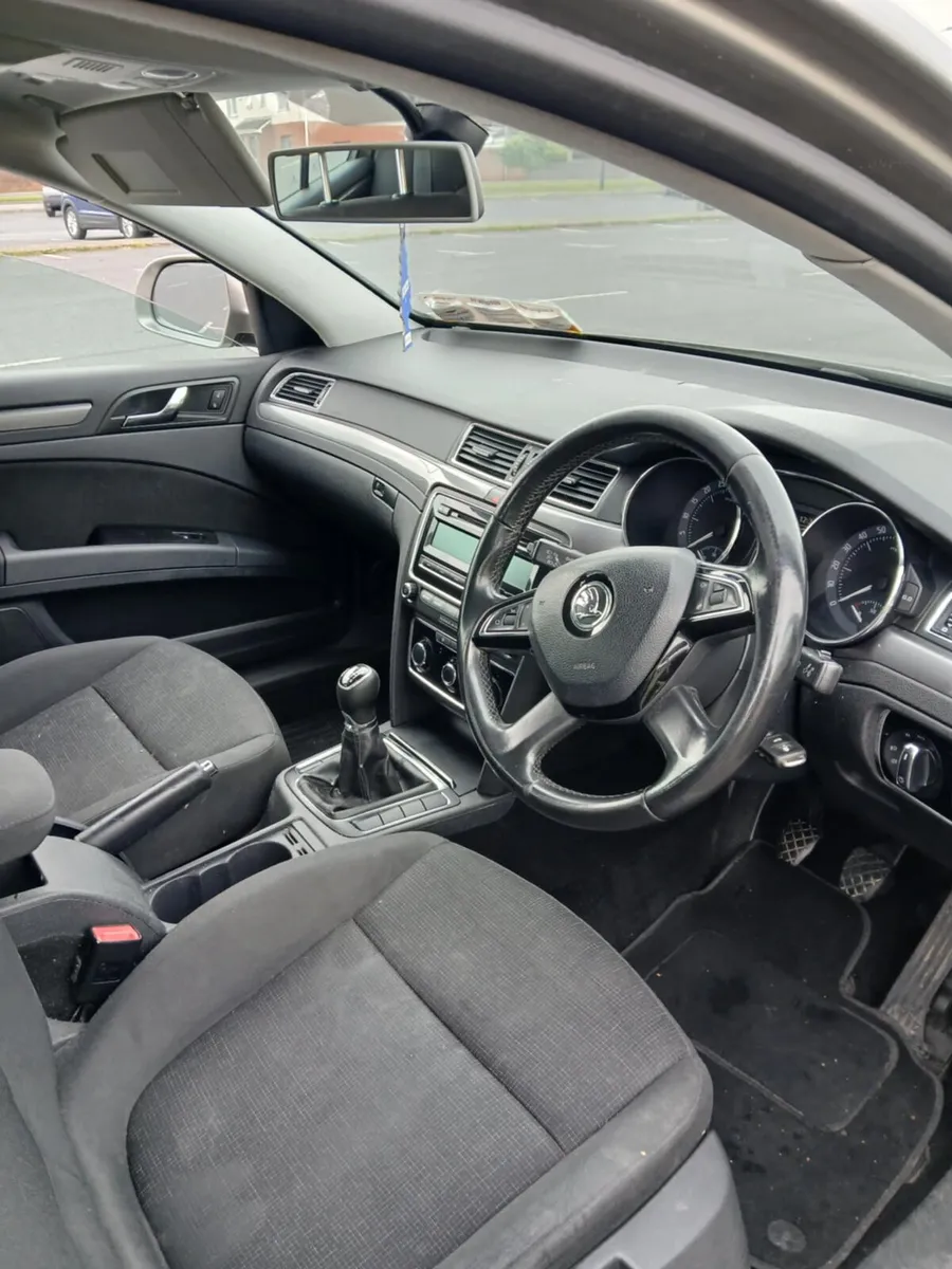 Skoda superb car - Image 4