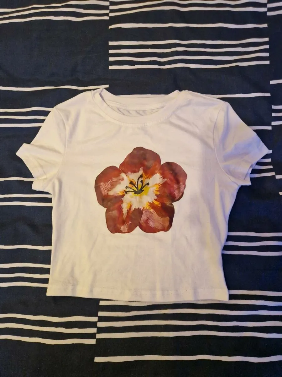 White and red crop top - Image 1