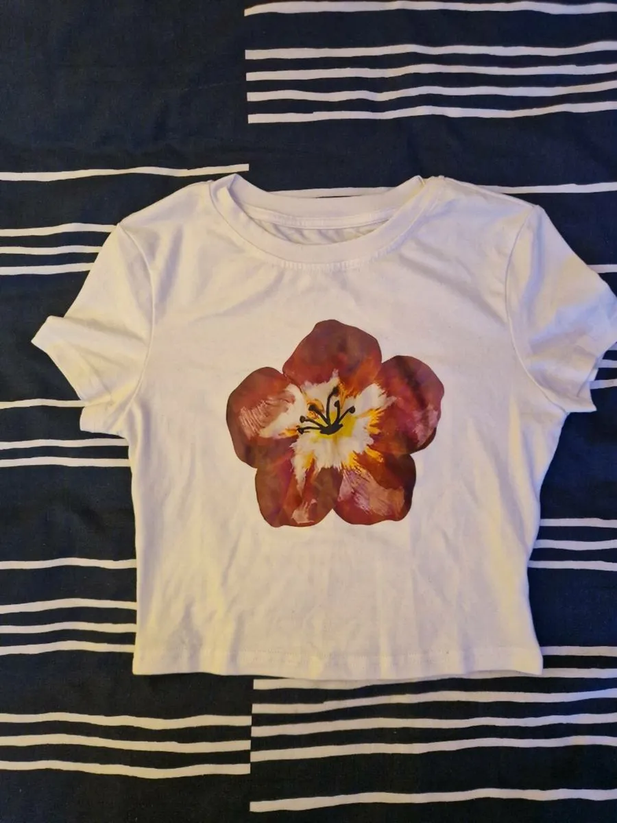 White and red crop top - Image 2