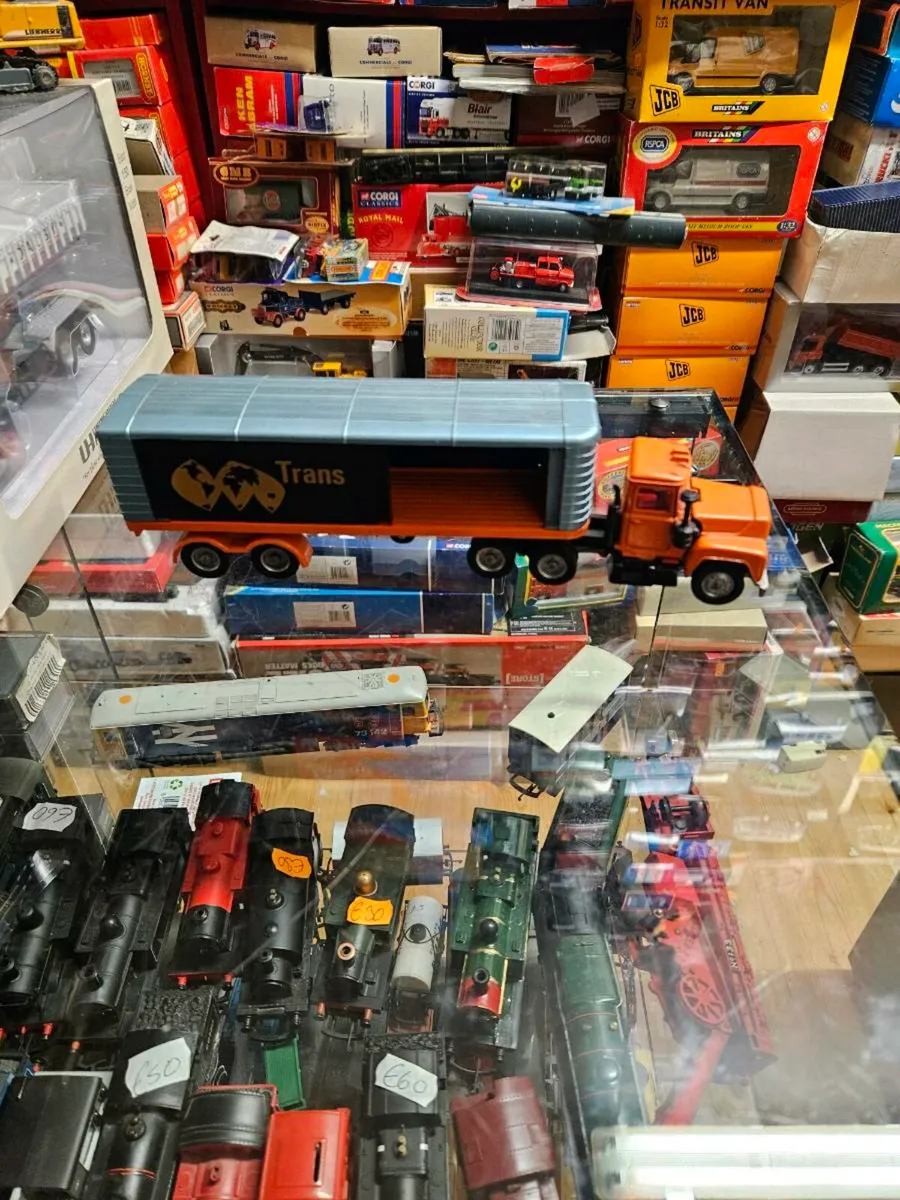 Corgi 1970's Mack Truck and Trailer - Image 4