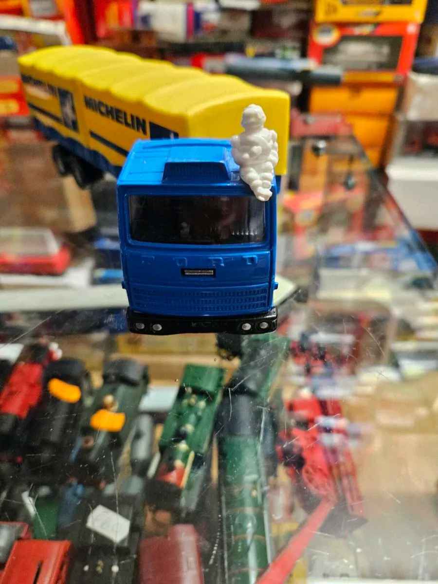 Corgi 1980's Ford Tractor Unit and Michelin Traile - Image 2