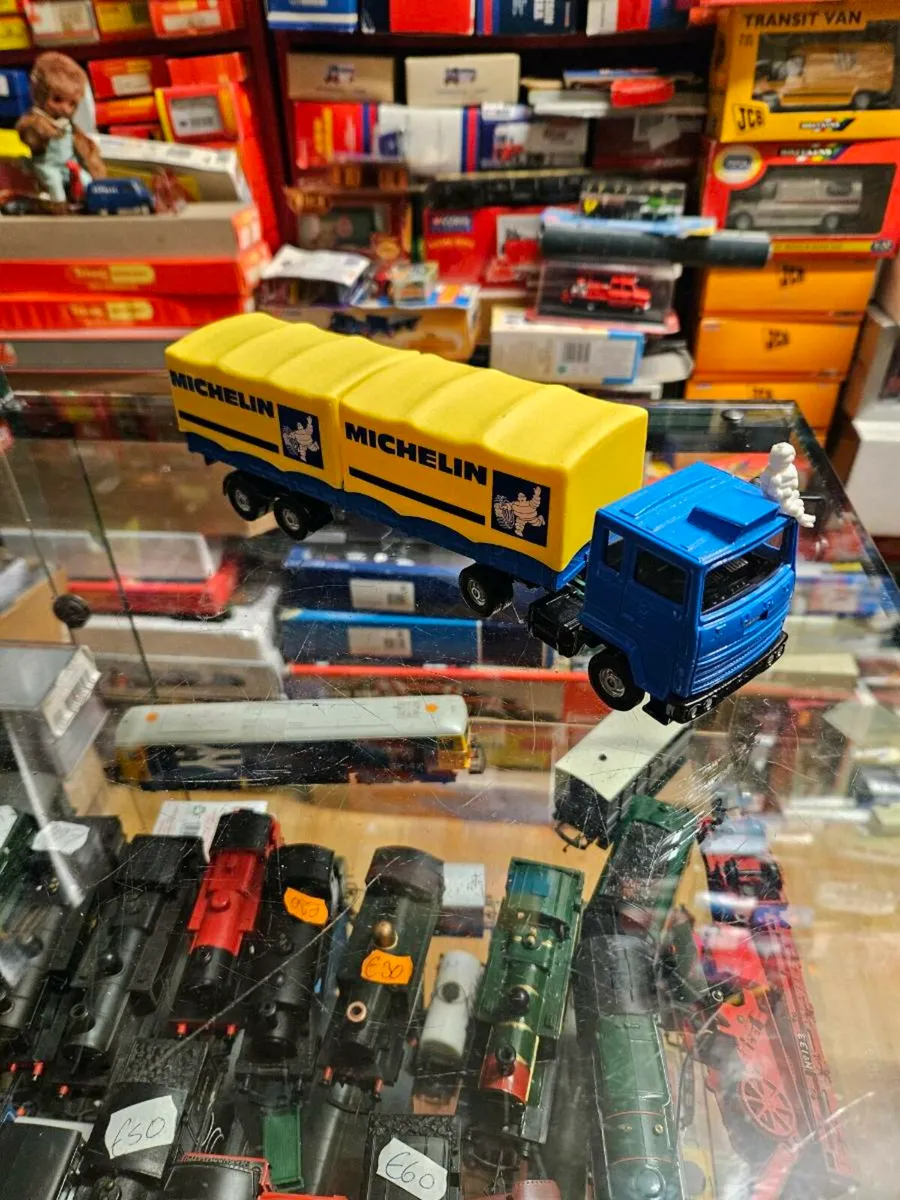 Corgi 1980's Ford Tractor Unit and Michelin Traile - Image 1