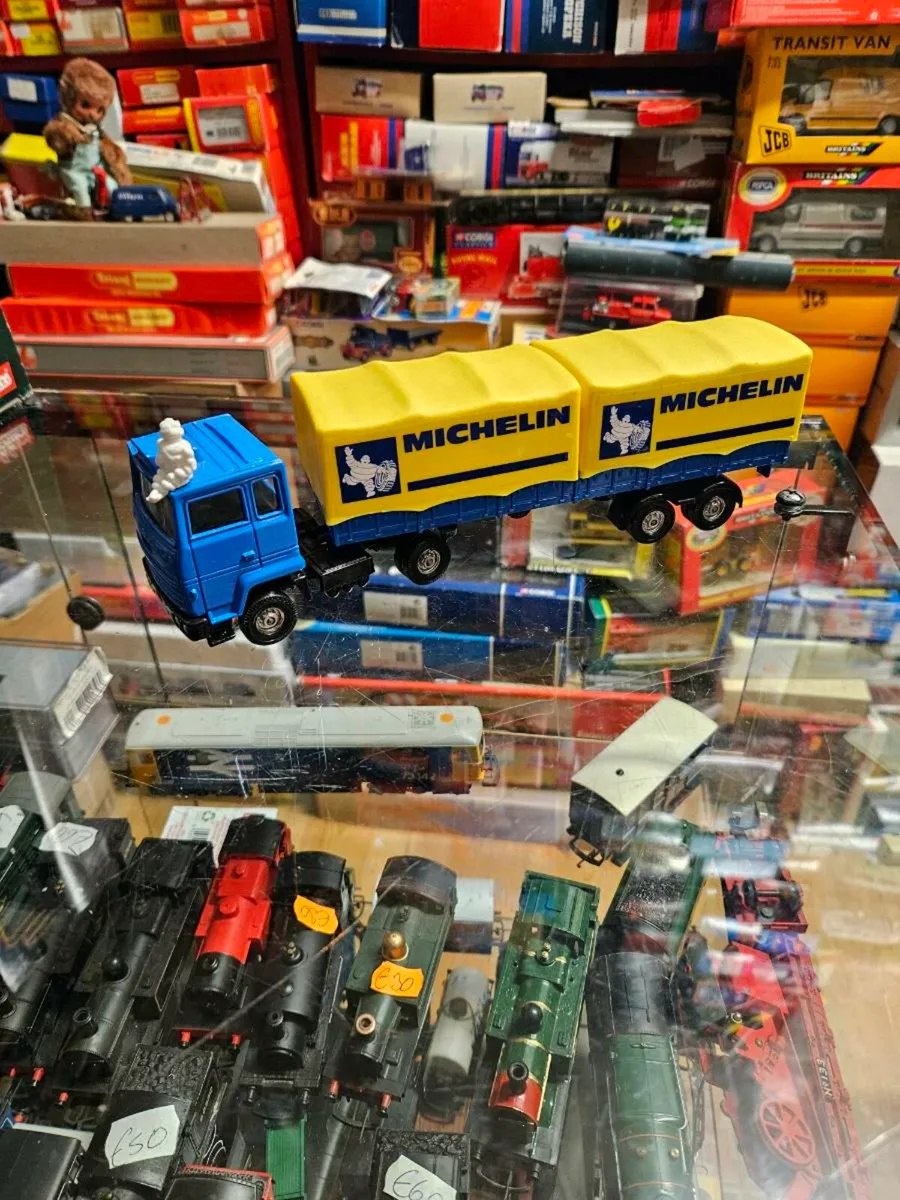 Corgi 1980's Ford Tractor Unit and Michelin Traile - Image 3