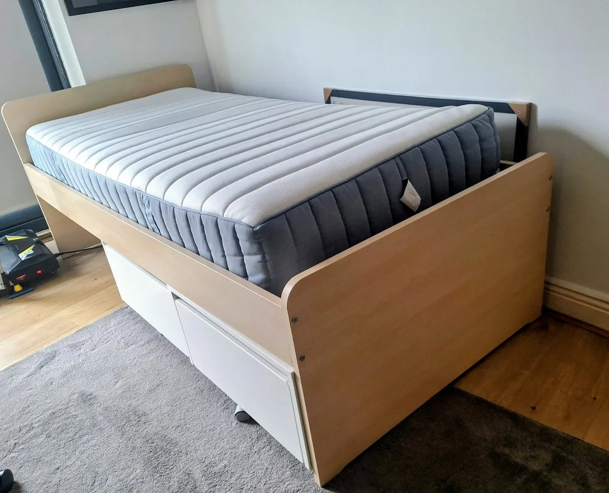 Slakt bed with 2 storage boxes and matress - Image 1