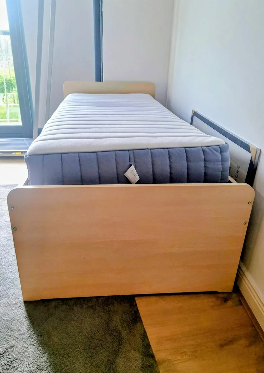 Slakt bed with 2 storage boxes and matress - Image 2