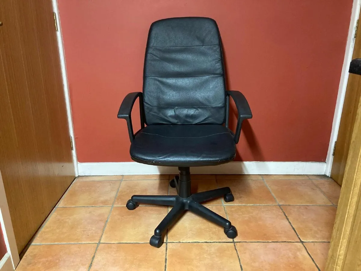 Comfortable Black Office Chair - Adjustable Height - Image 2