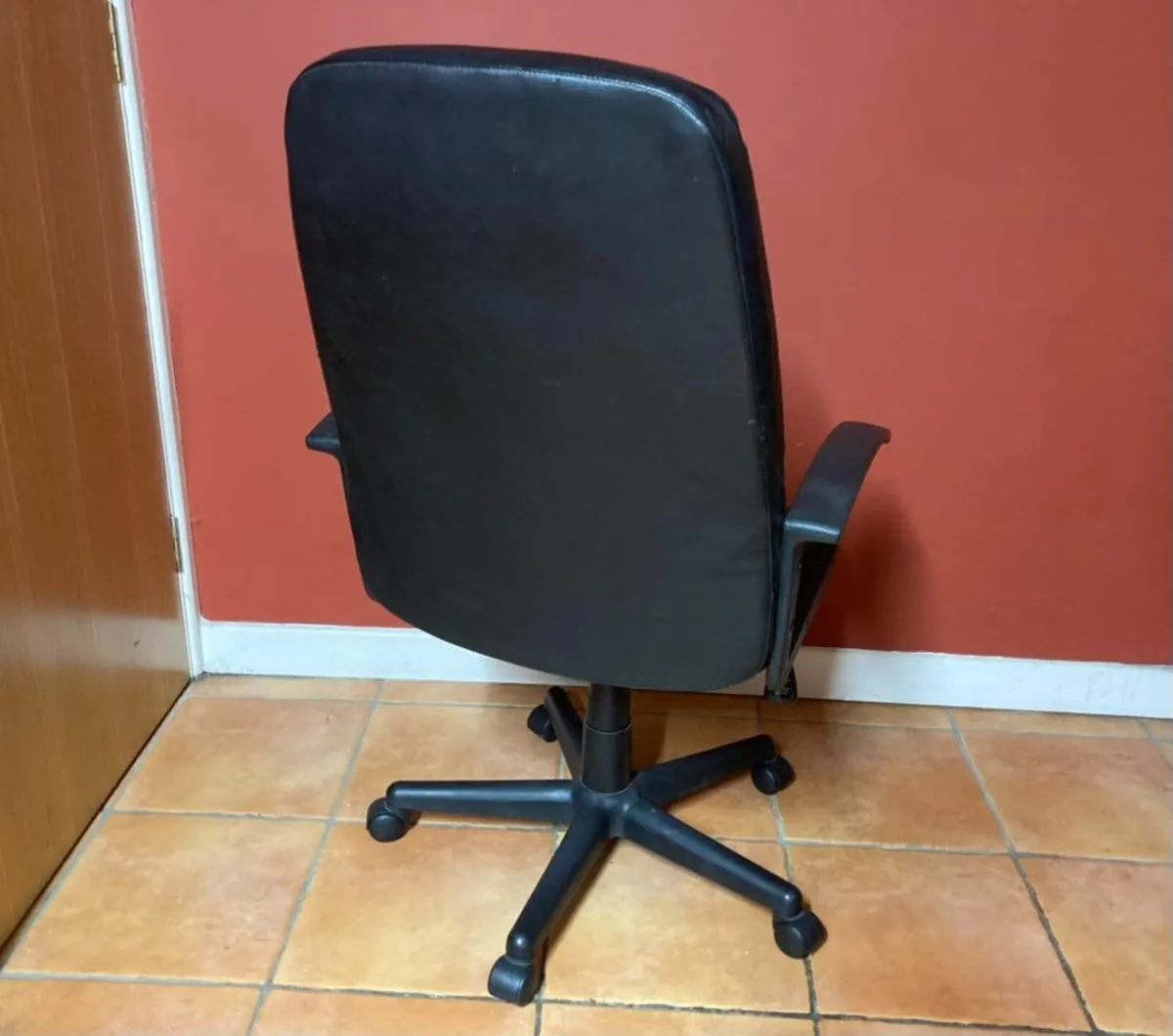 Comfortable Black Office Chair - Adjustable Height - Image 3