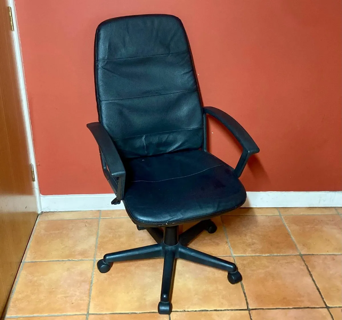 Comfortable Black Office Chair - Adjustable Height - Image 4