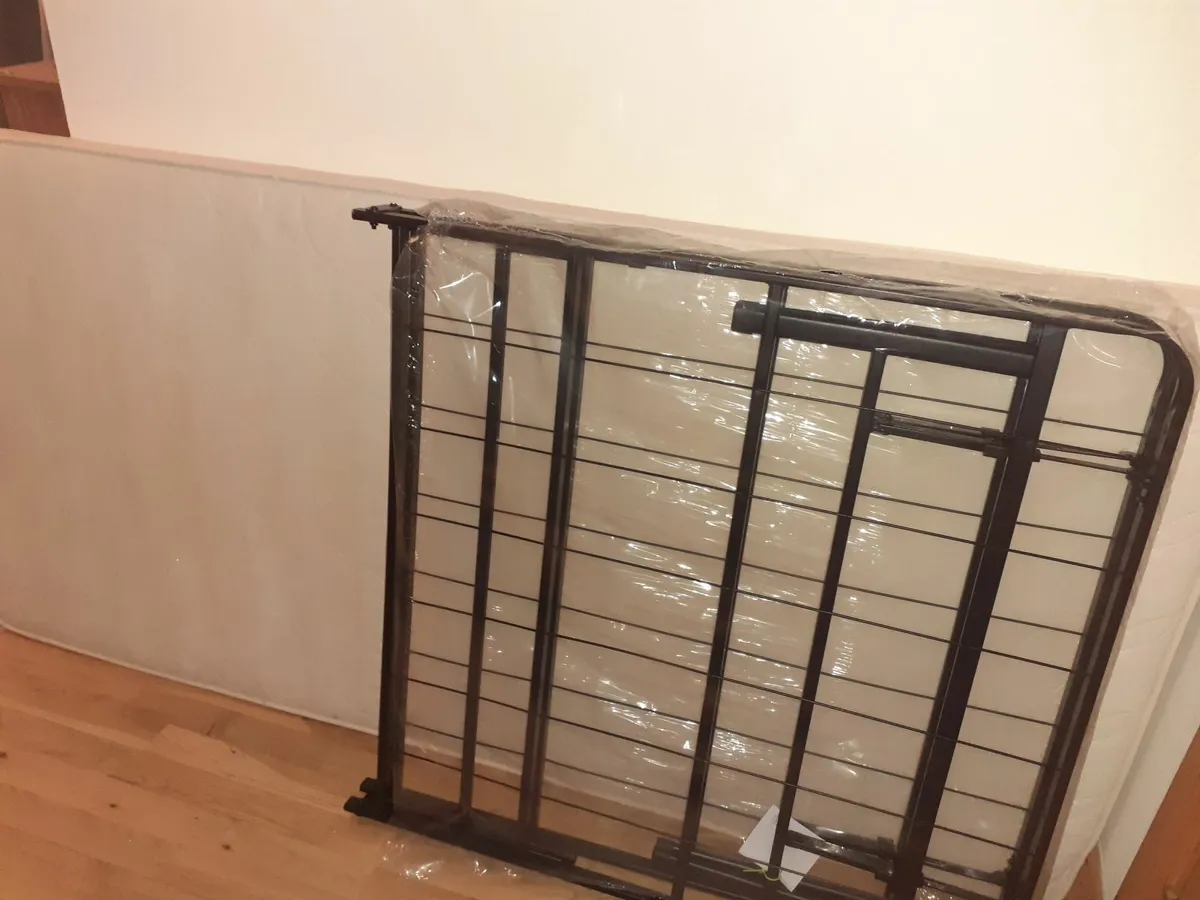 Single guest bed folding base - Xmas visitors? - Image 1