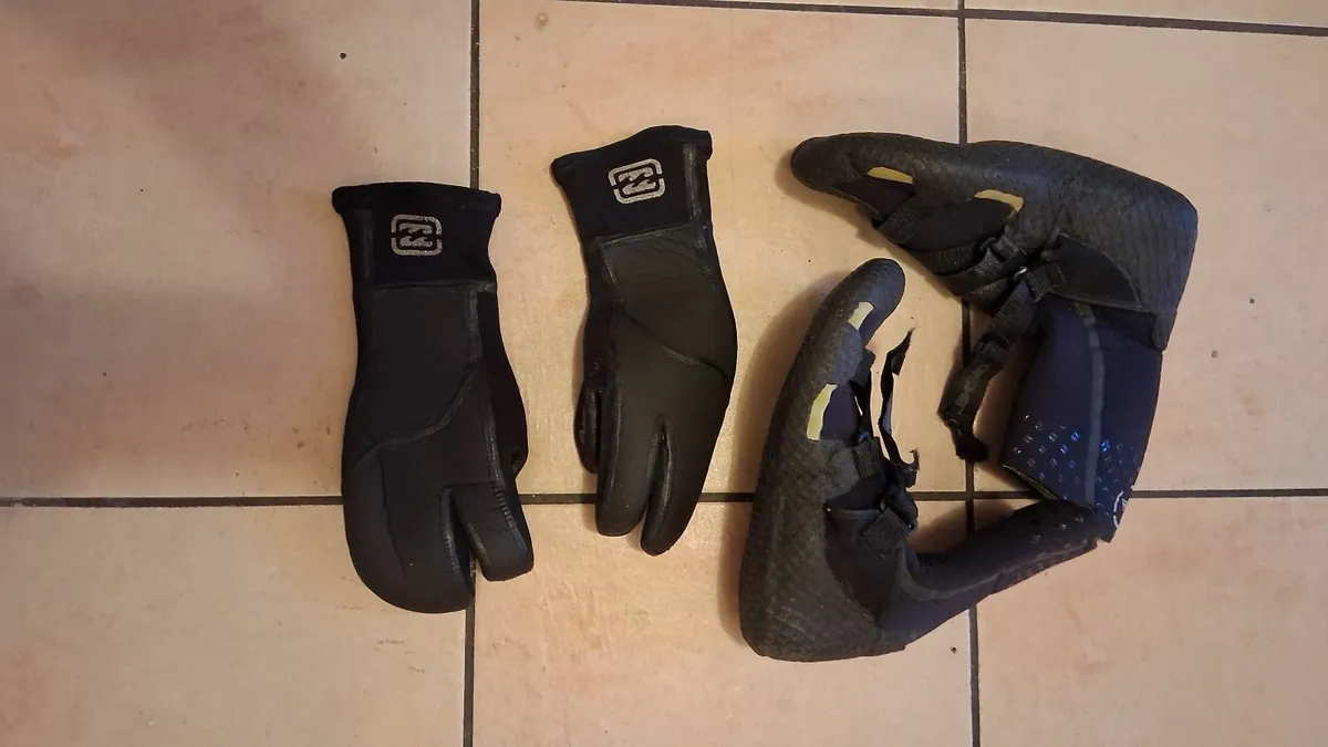Quiksilver Syncro Men's Wetsuit, Boots + Gloves - Image 3