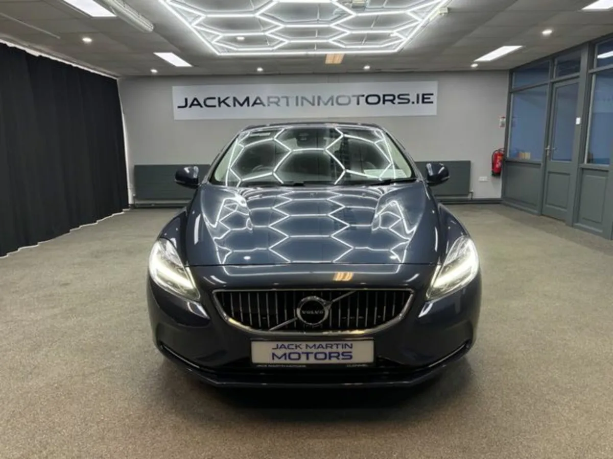Volvo V40 Momentum Top Spec - Image 2