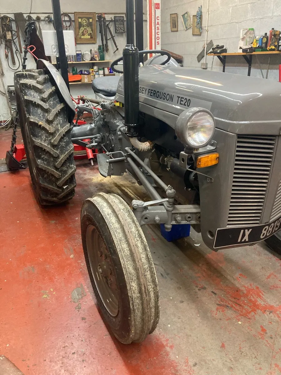 Vintage tractor - Image 2