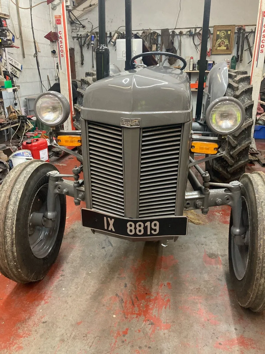 Vintage tractor - Image 2