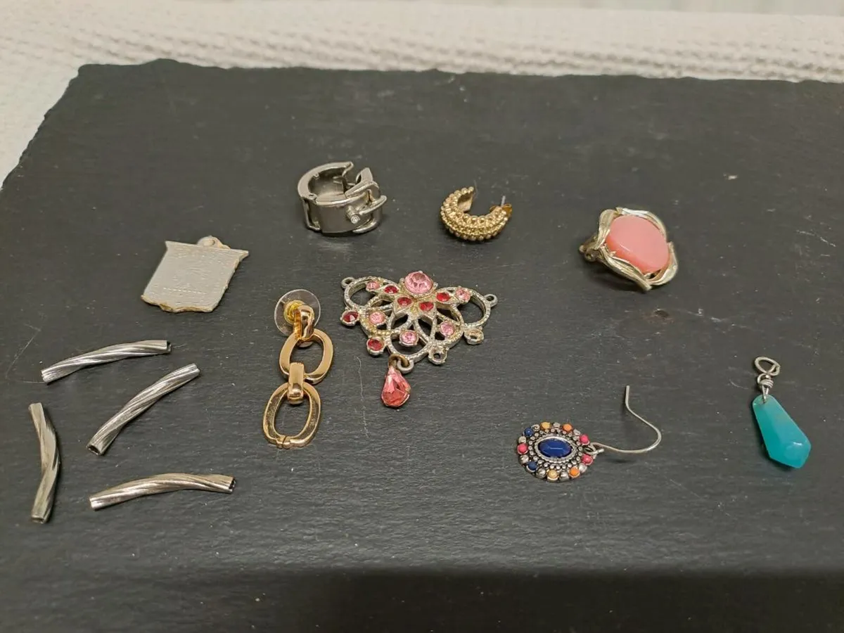 Free odd jewellery pieces - Image 2