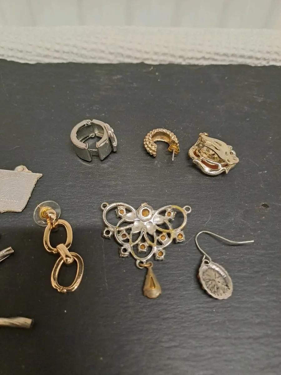 Free odd jewellery pieces - Image 3