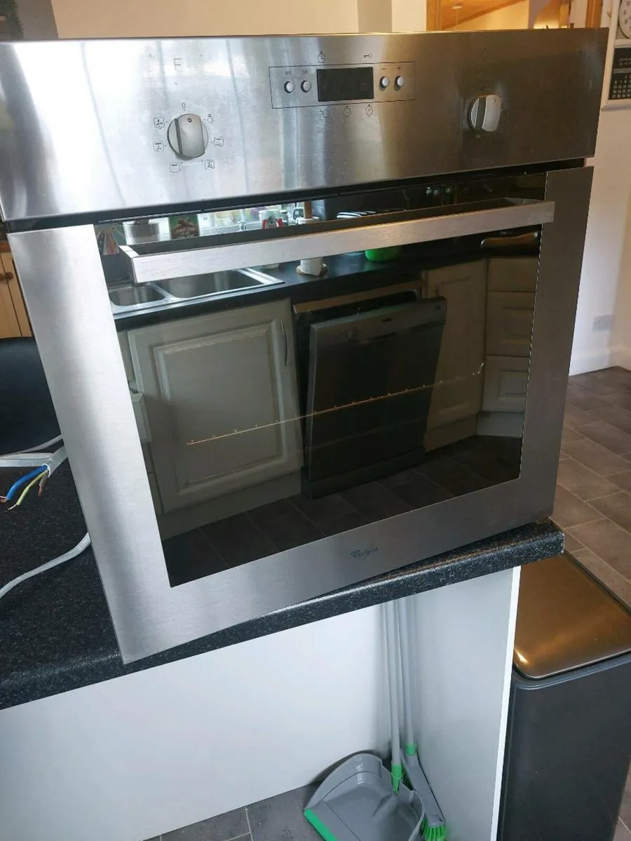 Oven - Whirlpool - Image 1