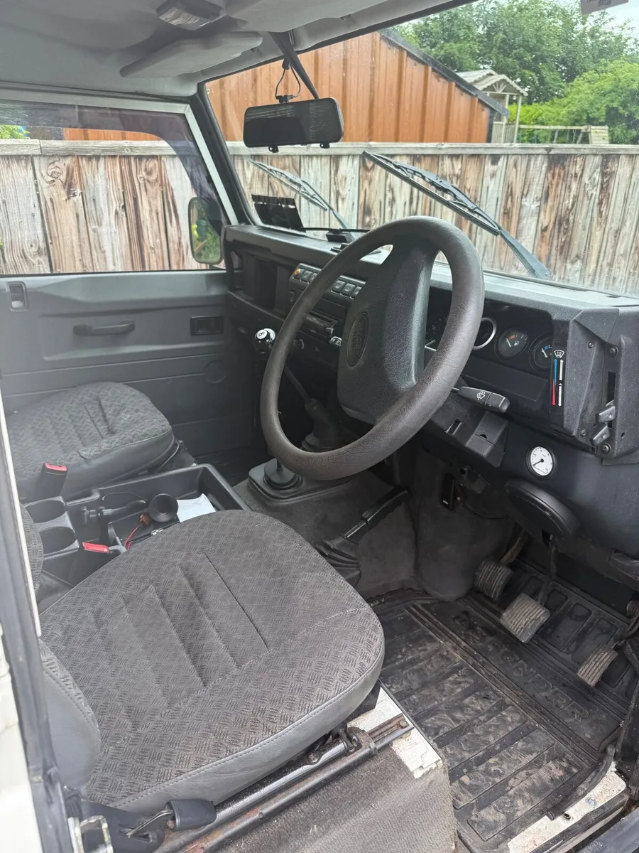 Land Rover Defender 2002 - Image 4