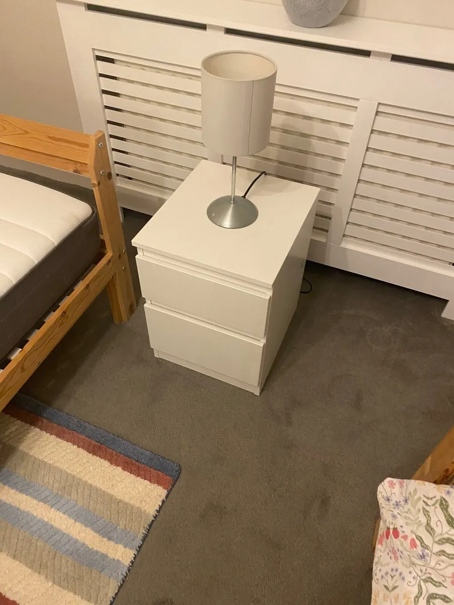2 single  beds 2 bedside lockers & 2 lamps - Image 2