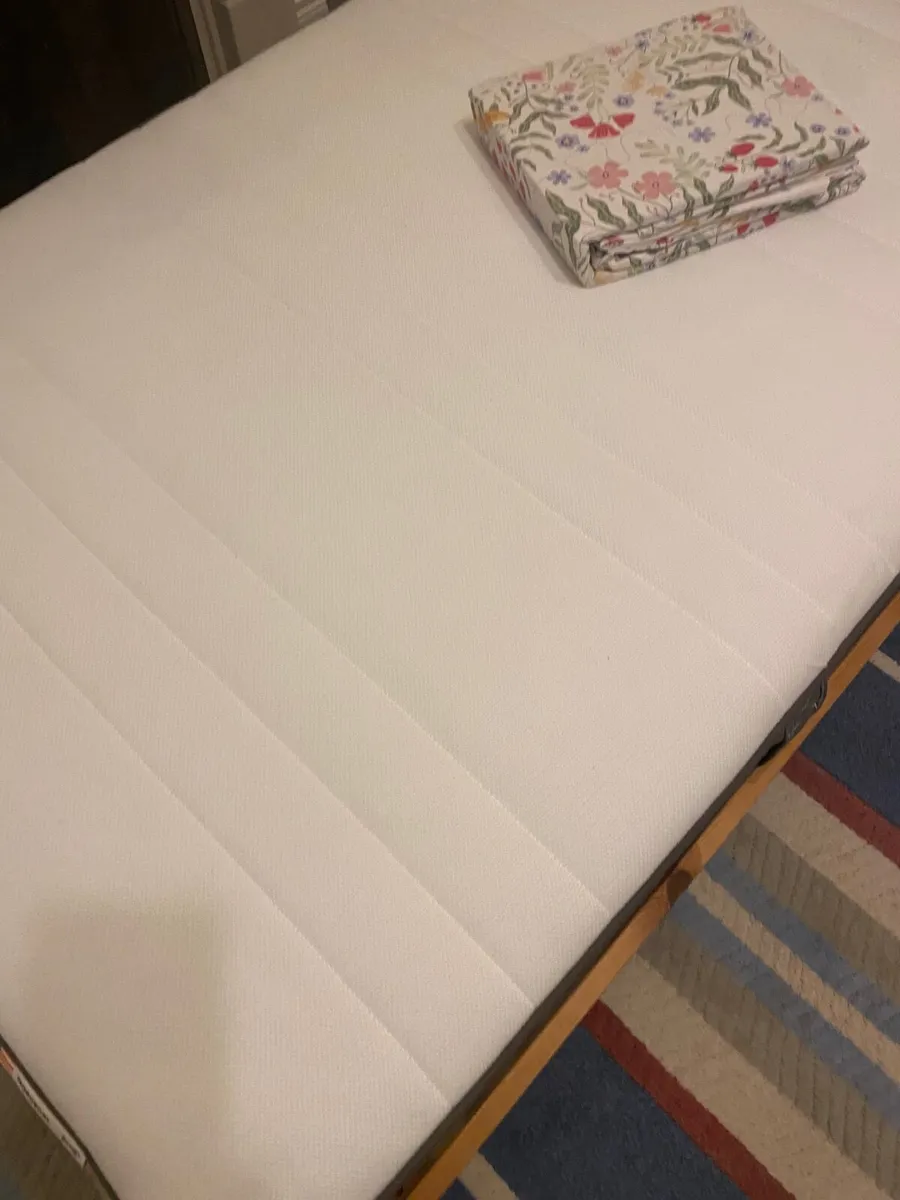2 single  beds 2 bedside lockers & 2 lamps - Image 3