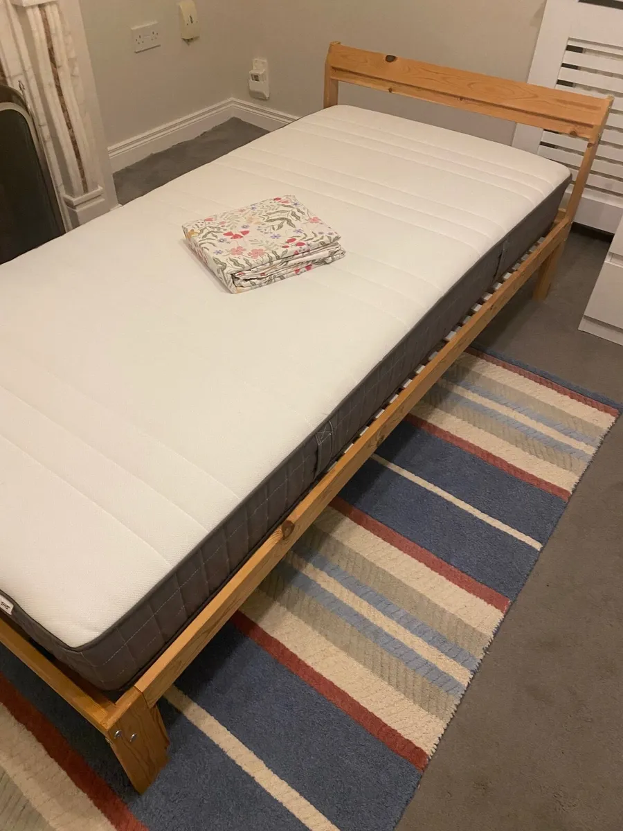 2 single  beds 2 bedside lockers & 2 lamps - Image 4