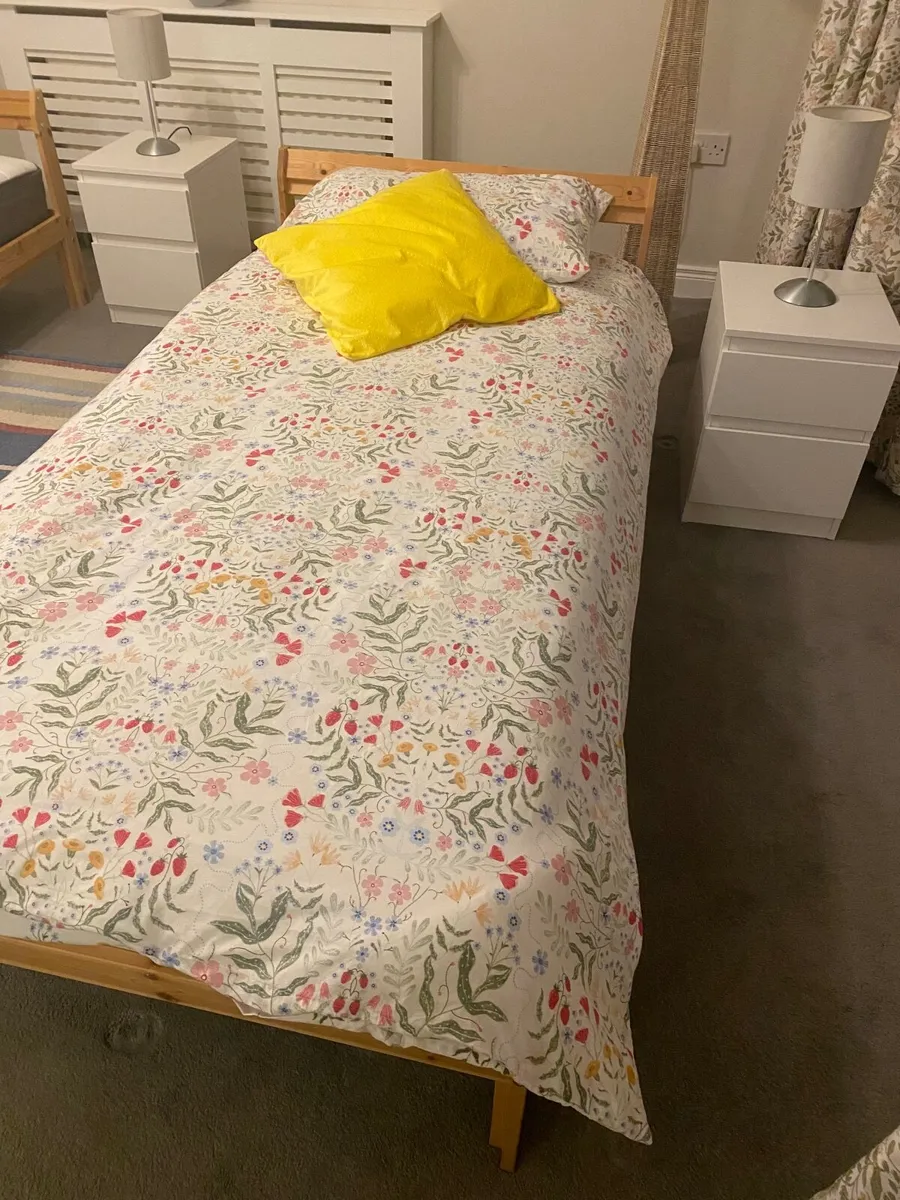 2 single  beds 2 bedside lockers & 2 lamps - Image 1