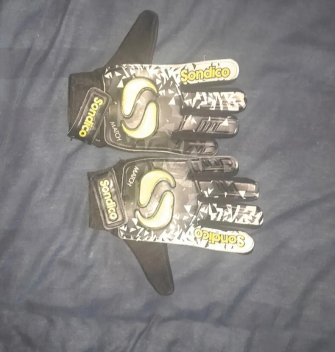 Goalkeeper gloves - Image 1