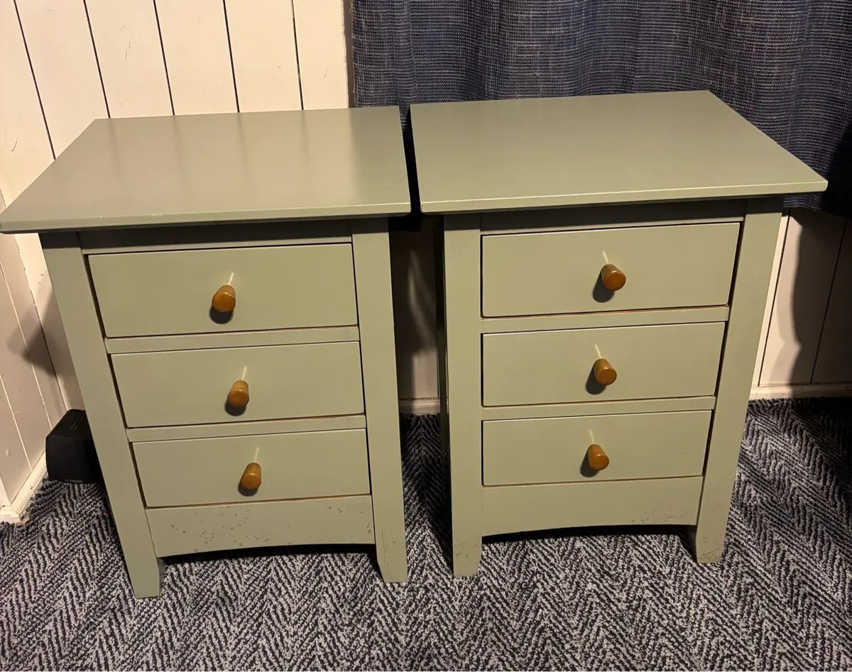 Pair of bedside lockers - Image 1