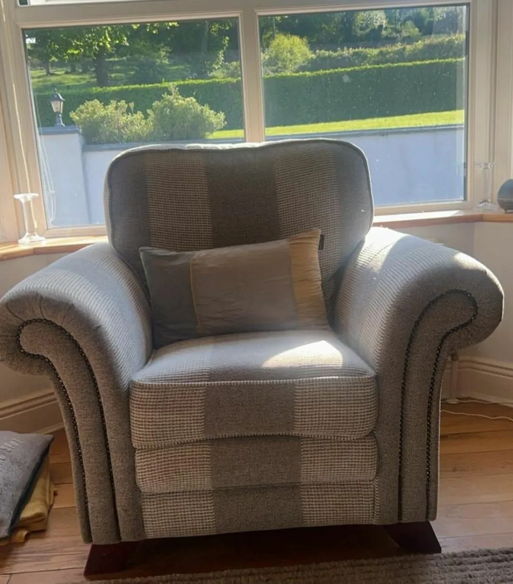 Suite of furniture - Image 1