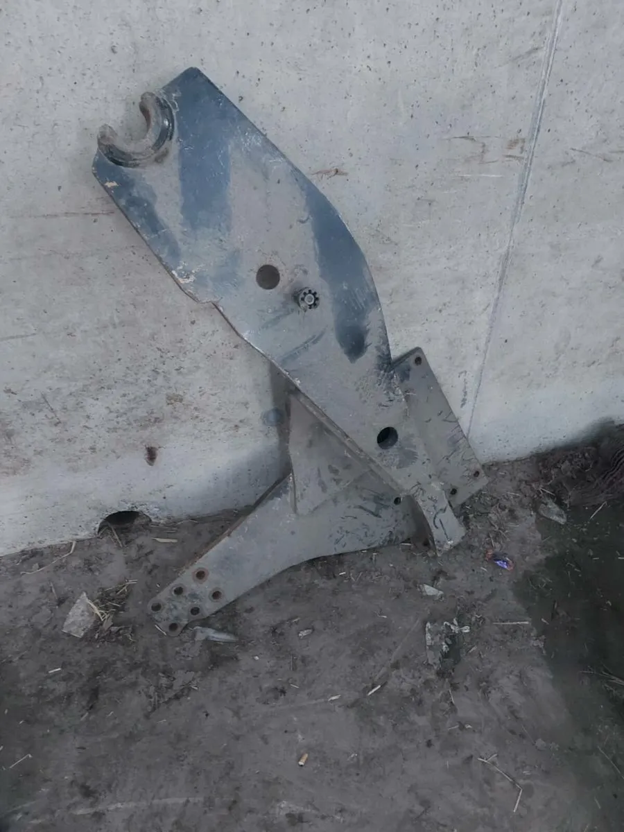 Valtra / valmet loader brackets - Image 4