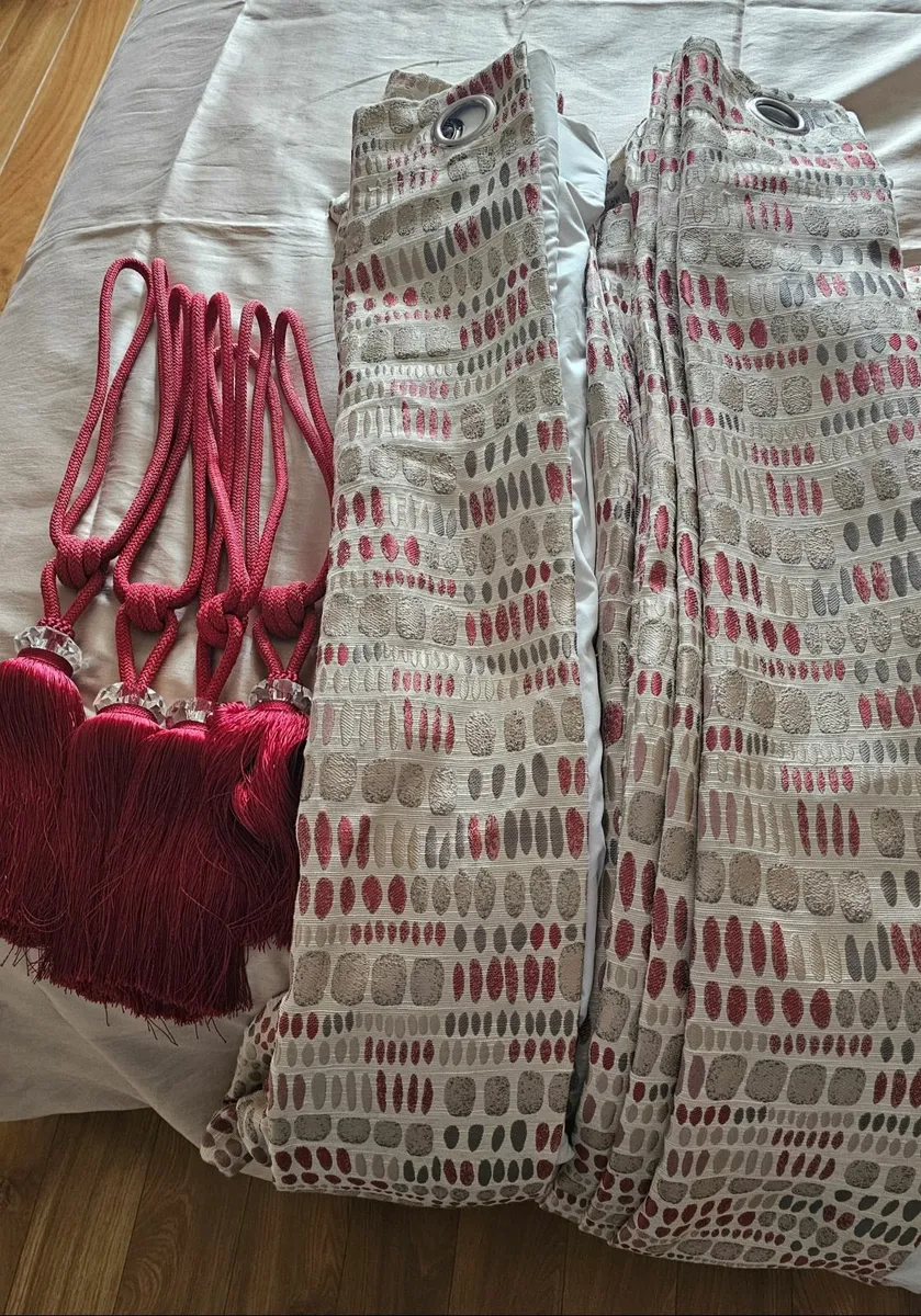 Curtains - Image 4