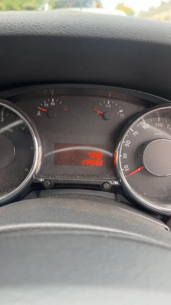 Peugeot 5008 2013 - Image 2