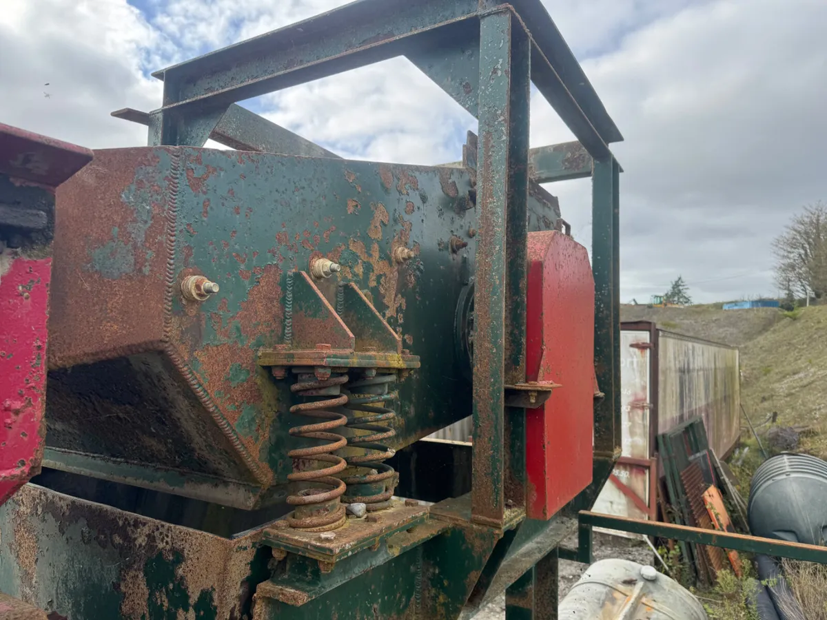 FEEDER SCALPING SCREEN HOPPER - Image 2