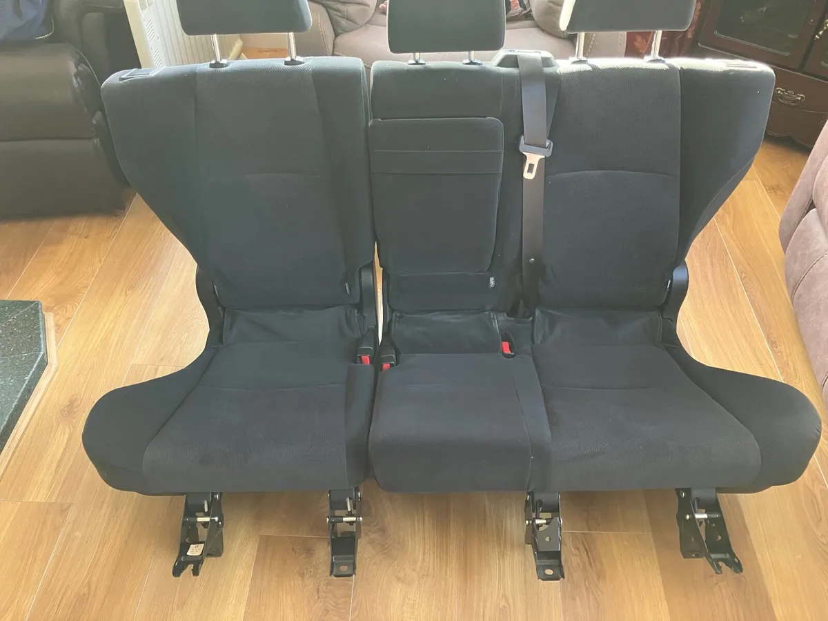 Toyota Land Cruiser 2.8  D- 4D  Rear seats & shelf - Image 1
