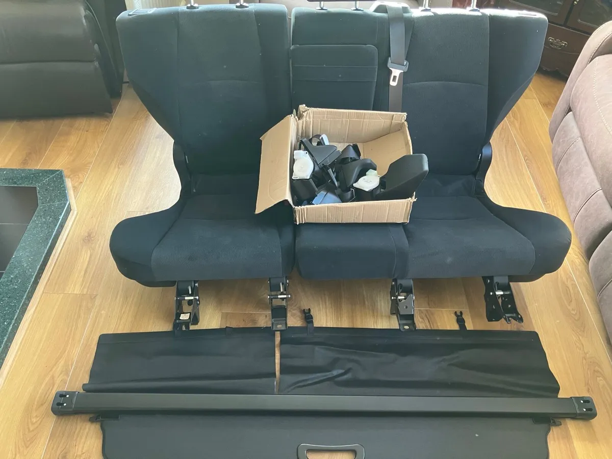 Toyota Land Cruiser 2.8  D- 4D  Rear seats & shelf - Image 2