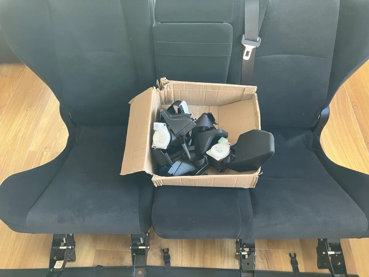 Toyota Land Cruiser 2.8  D- 4D  Rear seats & shelf - Image 3