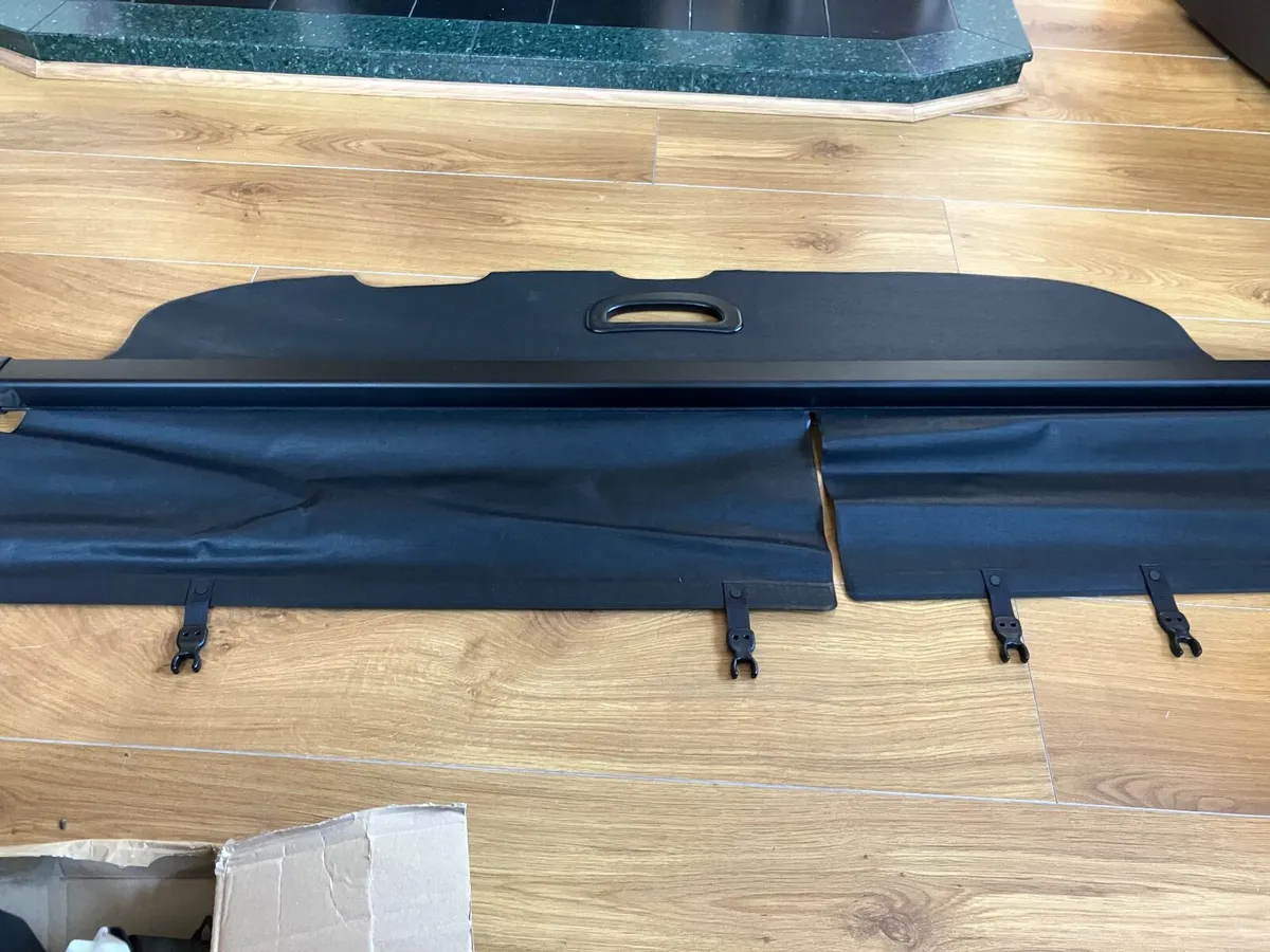 Toyota Land Cruiser 2.8  D- 4D  Rear seats & shelf - Image 4