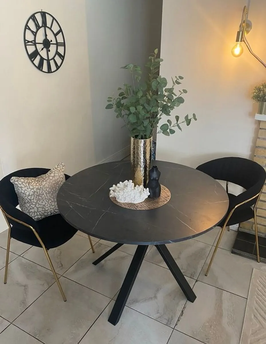 Round marble effect dining table - Image 1