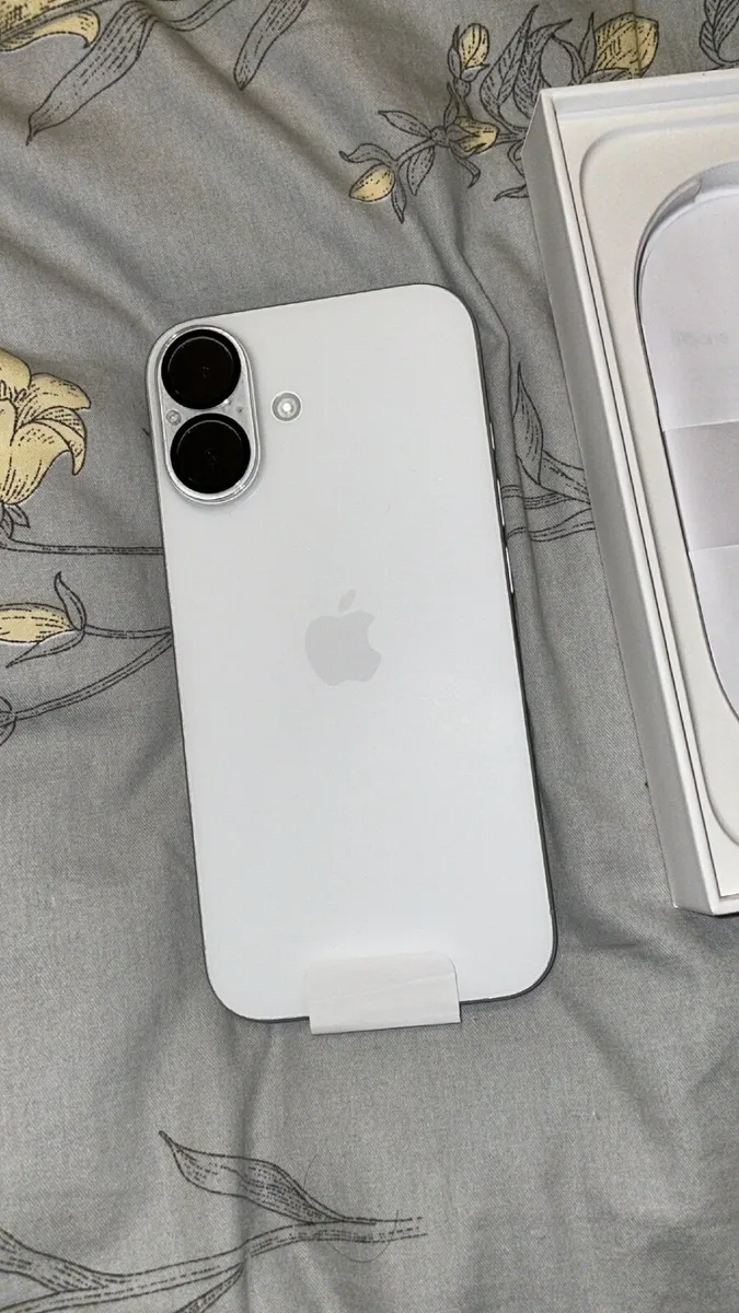iPhone 16 128gb white- (good as new) unlocked - Image 3