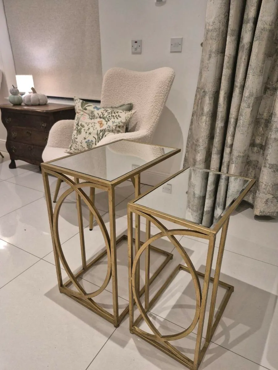 Nest of two gold sofa tables - Image 1