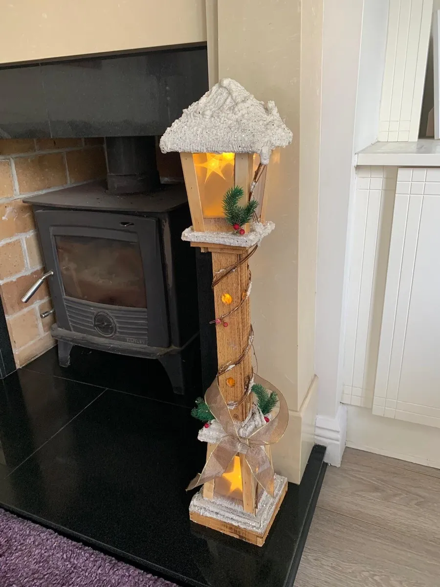 Christmas Decoration - Snow Topped Lamppost - Image 3