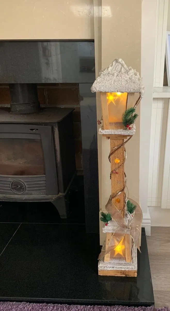 Christmas Decoration - Snow Topped Lamppost - Image 4