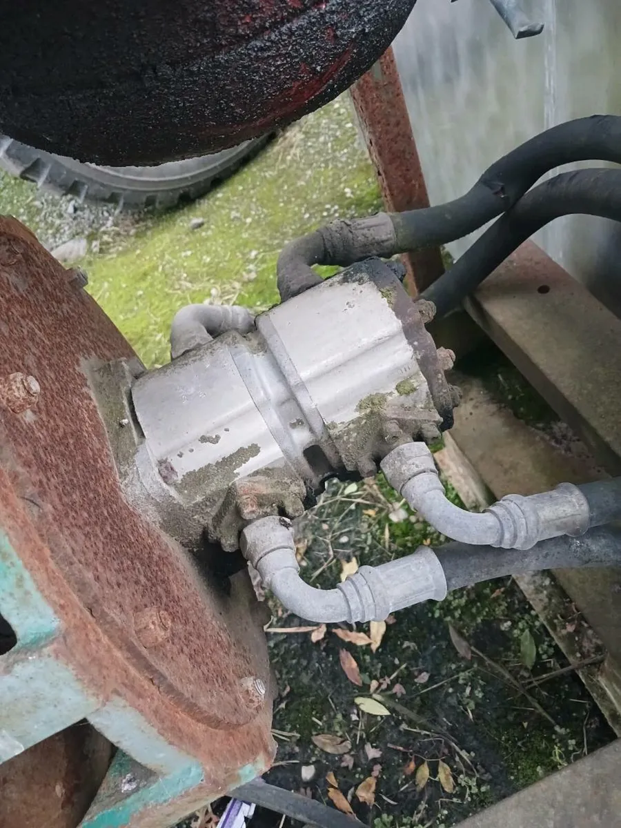 Ford engine with pump - Image 2