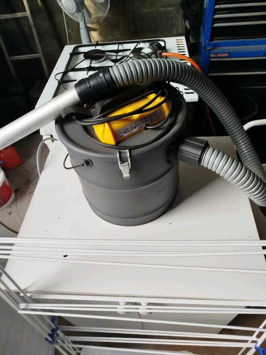 Ash vacuum
