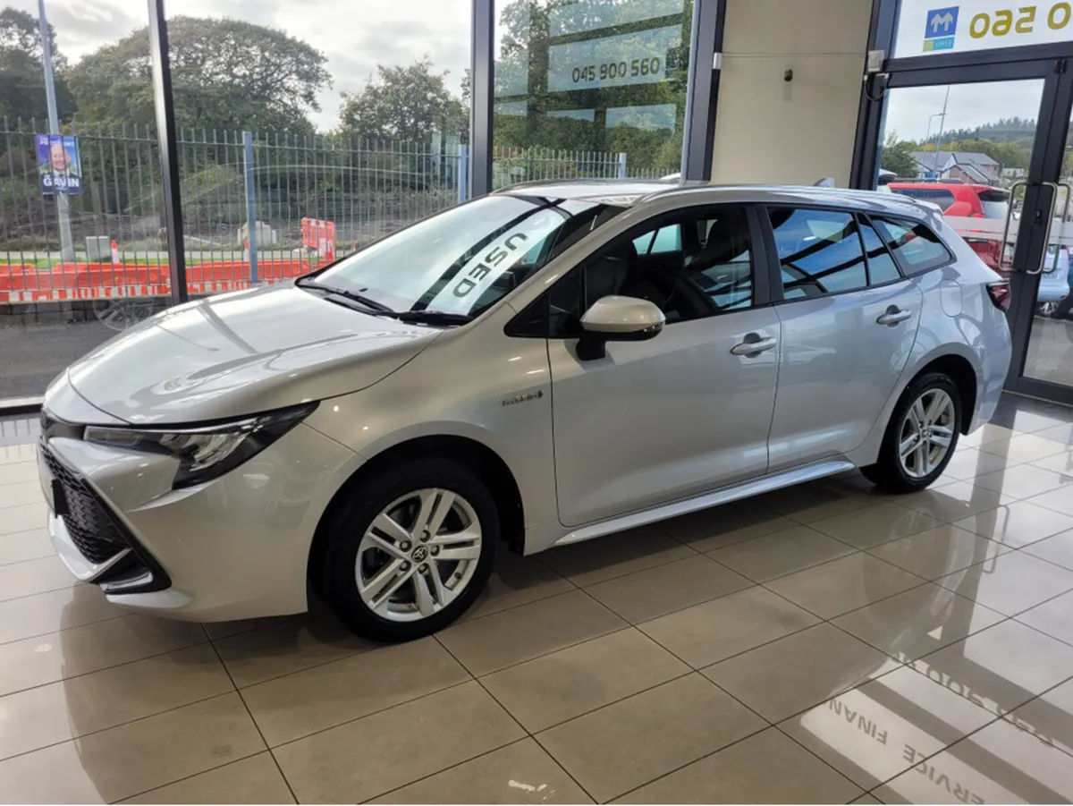 Toyota Corolla HYB 1.8 LUNA TS 4DR AUTO - Image 1