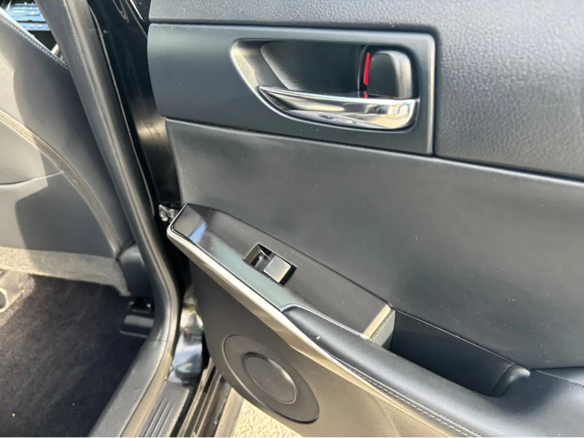 Lexus IS IS300 H S-DESIGN 4DR AUTO - Image 4